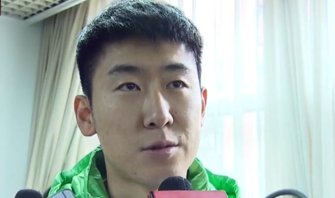 骆风棠从边上地上捡起一条破了的麻线袋，甩给那男的。